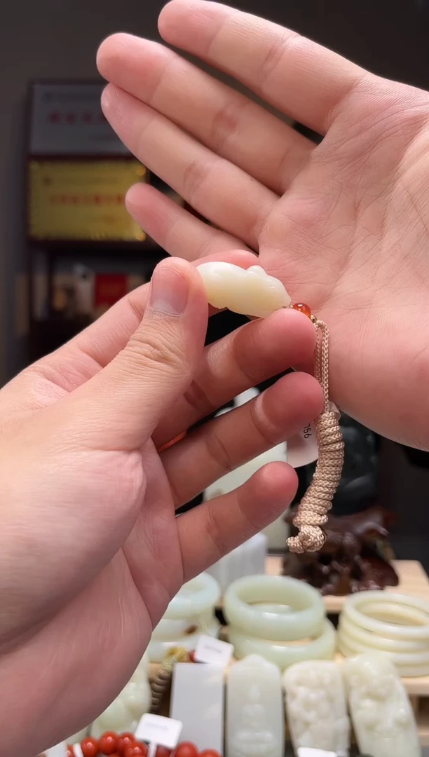 颈饰未镶嵌和田玉吊坠