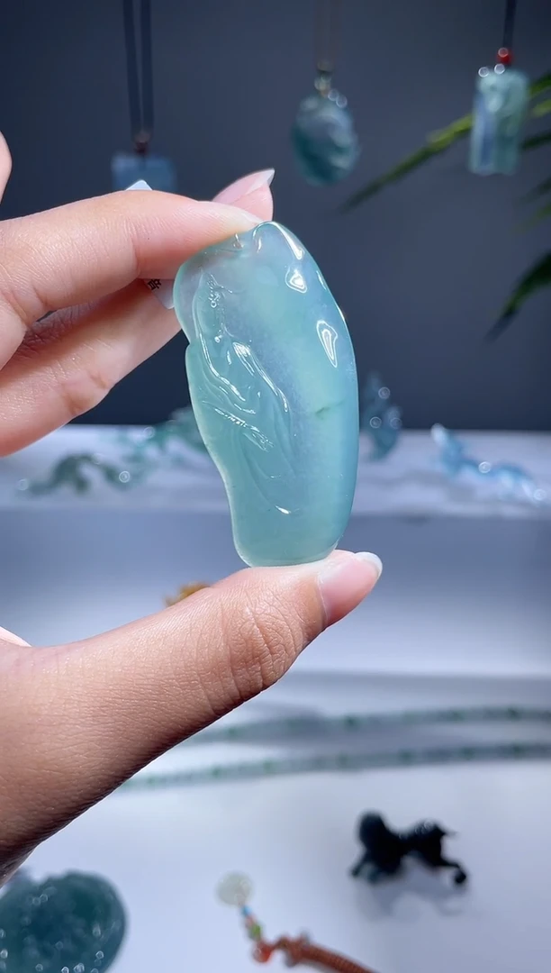 翡翠未镶嵌颈饰观音