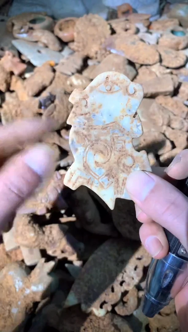 和田玉未镶嵌挂件以直播间实物图片为准