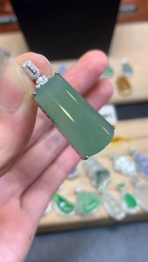 翡翠18K金镶嵌颈饰无事牌【无服务费】