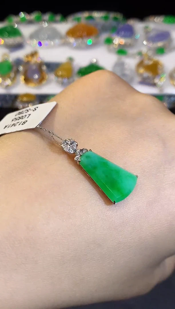 翡翠18K金镶嵌吊坠(不含链)L0856多样性发其一