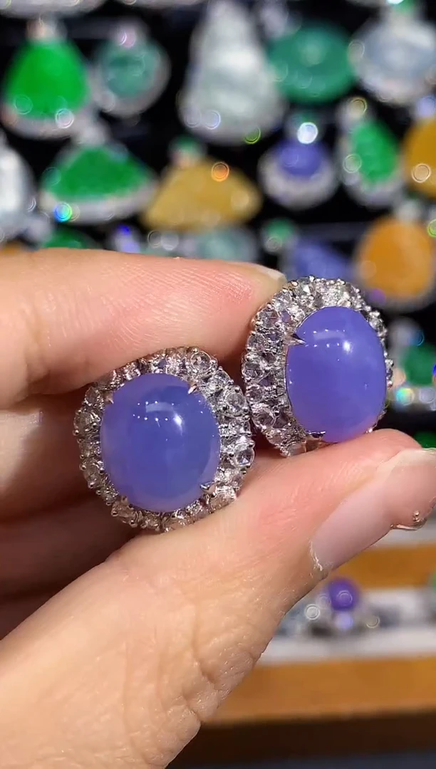 18K金镶嵌翡翠耳饰?****?多样性发其一