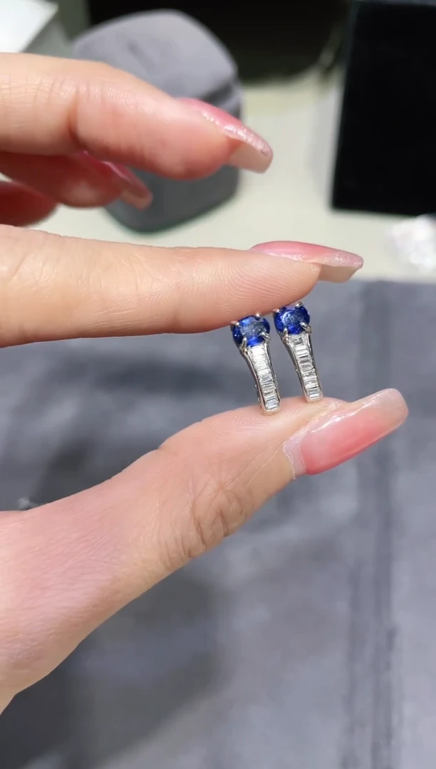 S925银镶嵌蓝宝石耳饰