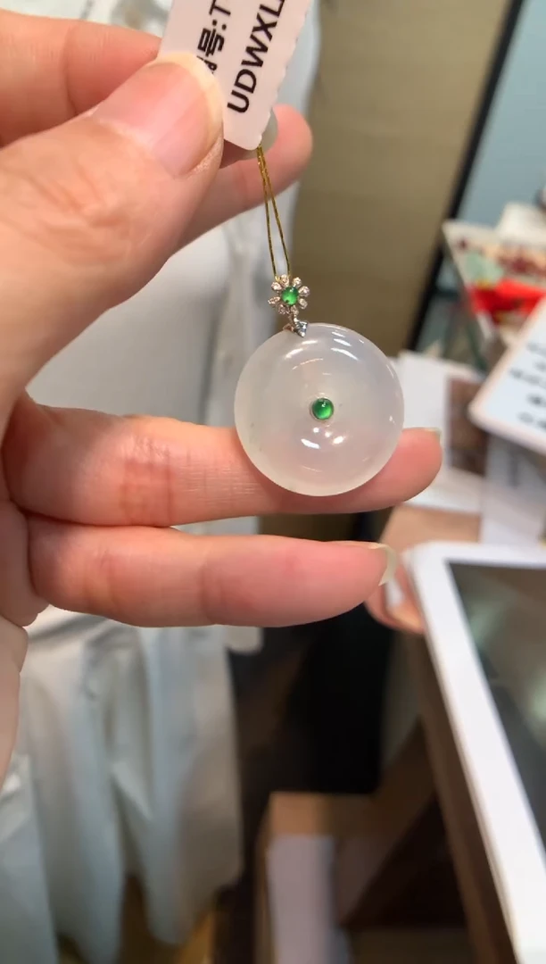 翡翠18K金镶嵌颈饰平安扣