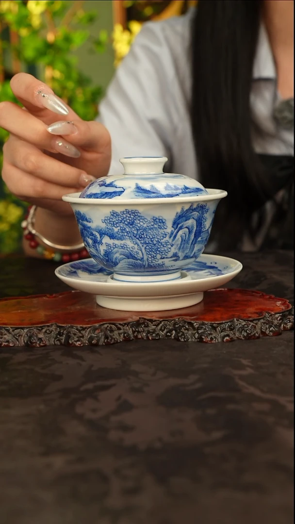 青花手绘山水三才盖碗