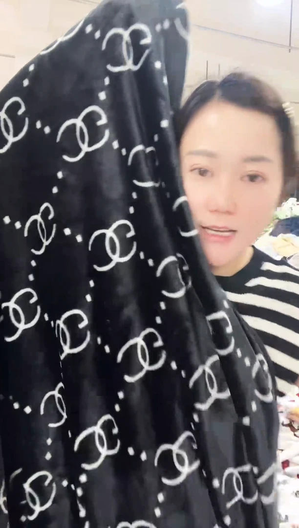 混纺主播手上拿的产品