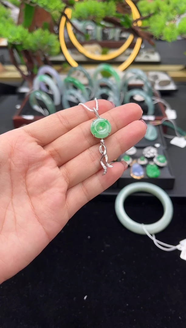 颈饰18K金镶嵌翡翠吊坠