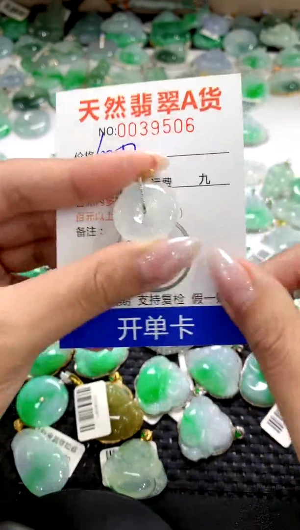 颈饰18K金镶嵌翡翠1111111111111111