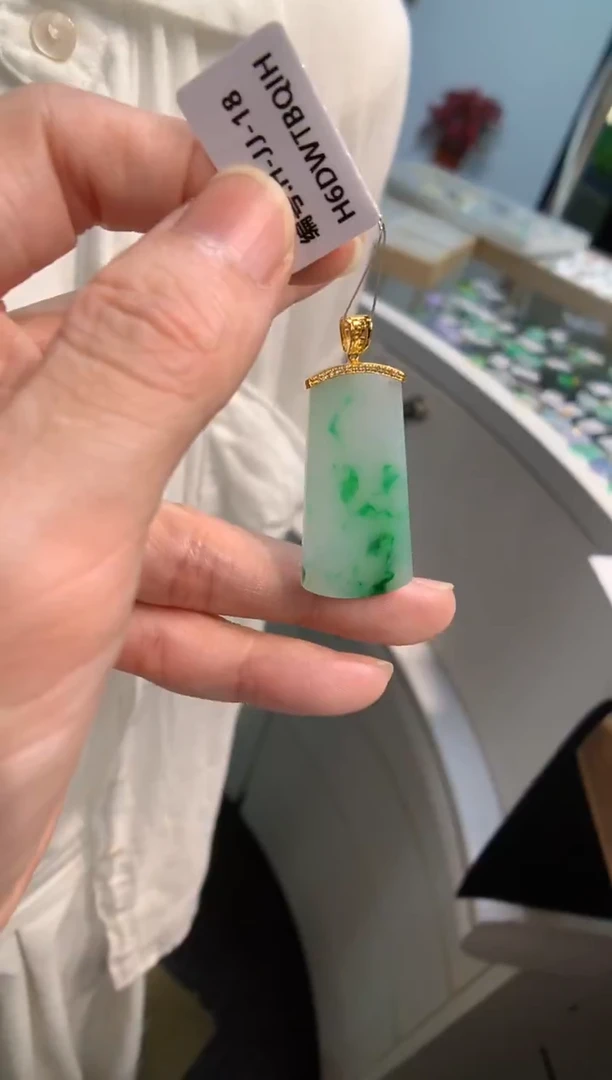 颈饰18K金镶嵌翡翠无事牌