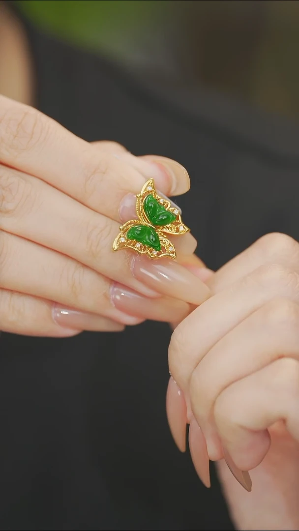 颈饰18K金镶嵌翡翠吊坠