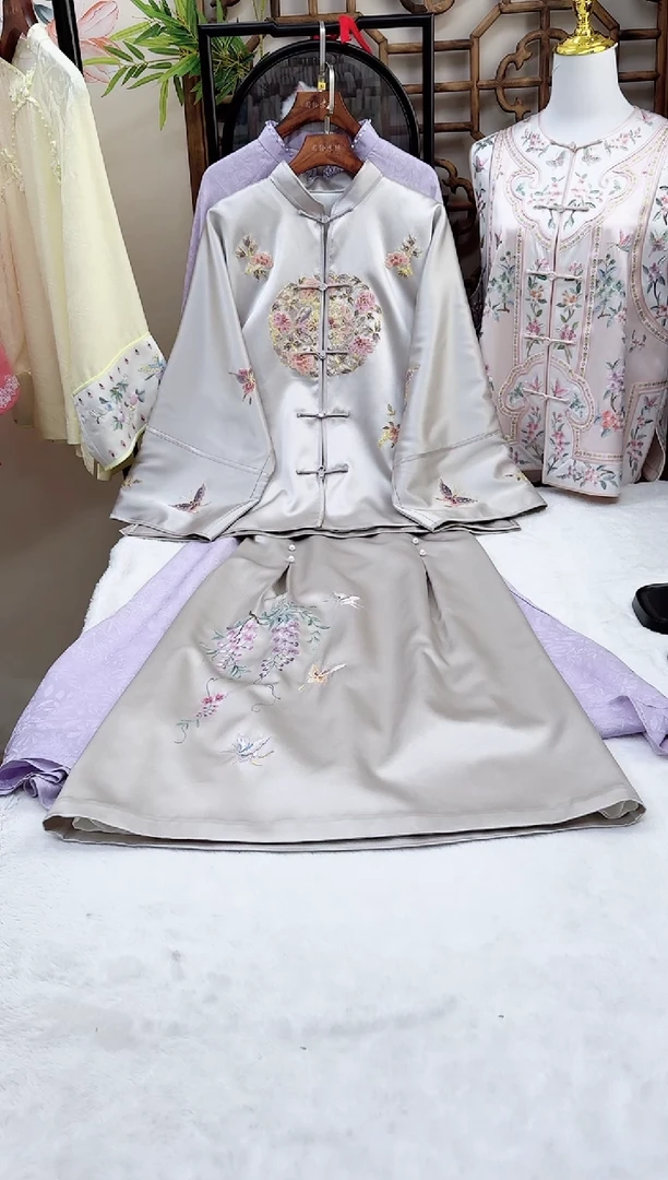 织绣真丝灰色外套＋半身裙 一套