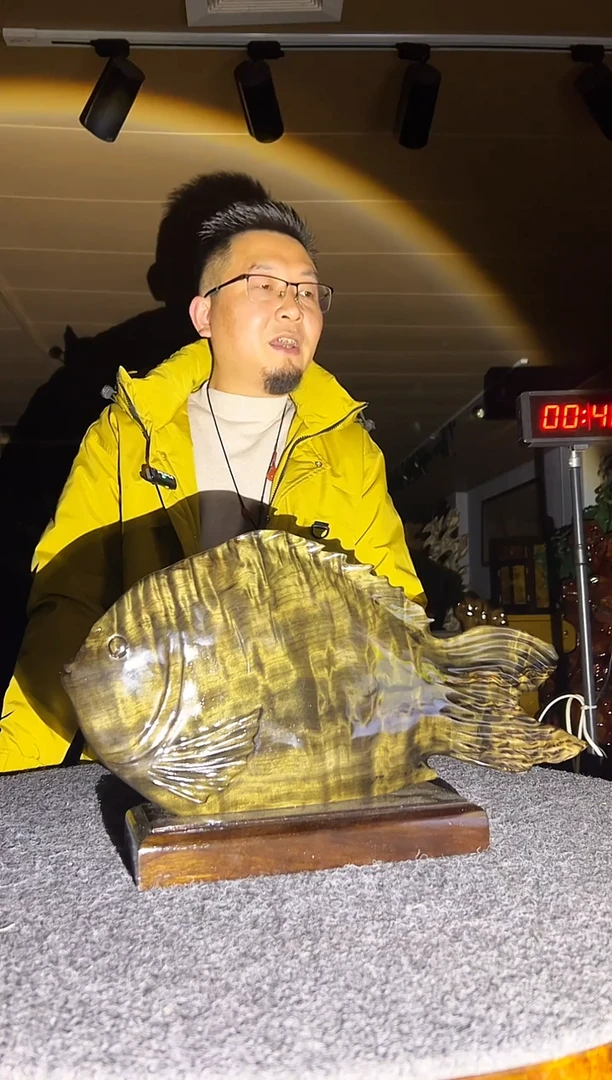 金丝楠木雕款小**王金丝楠木摆件