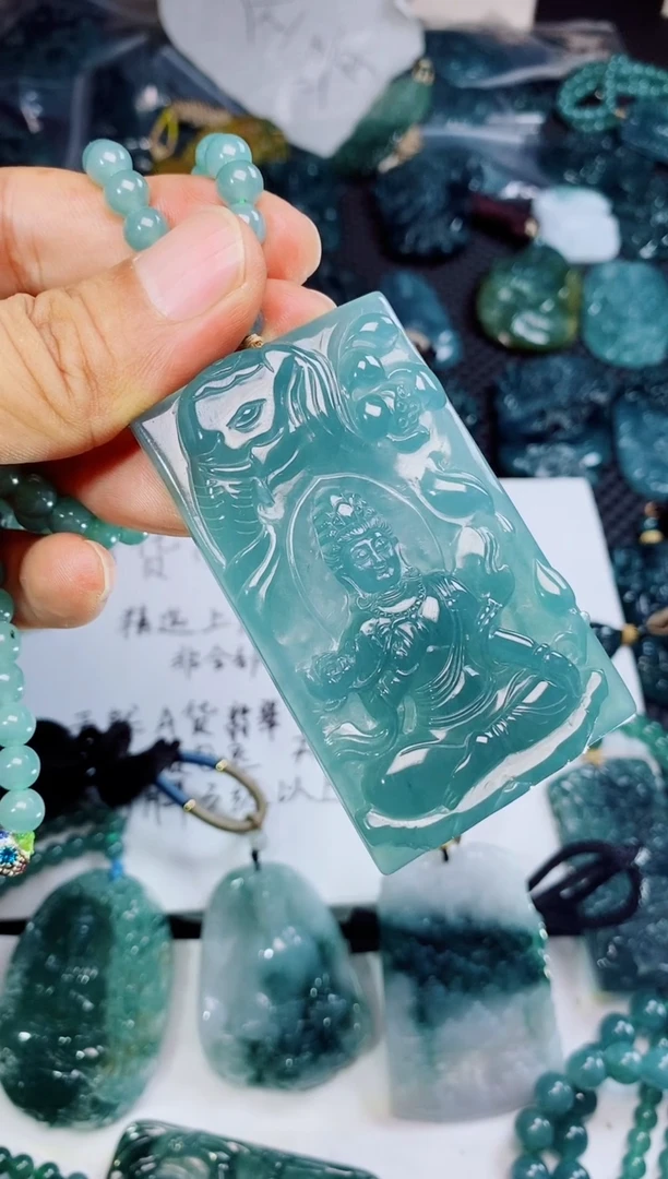 翡翠未镶嵌颈饰王**行