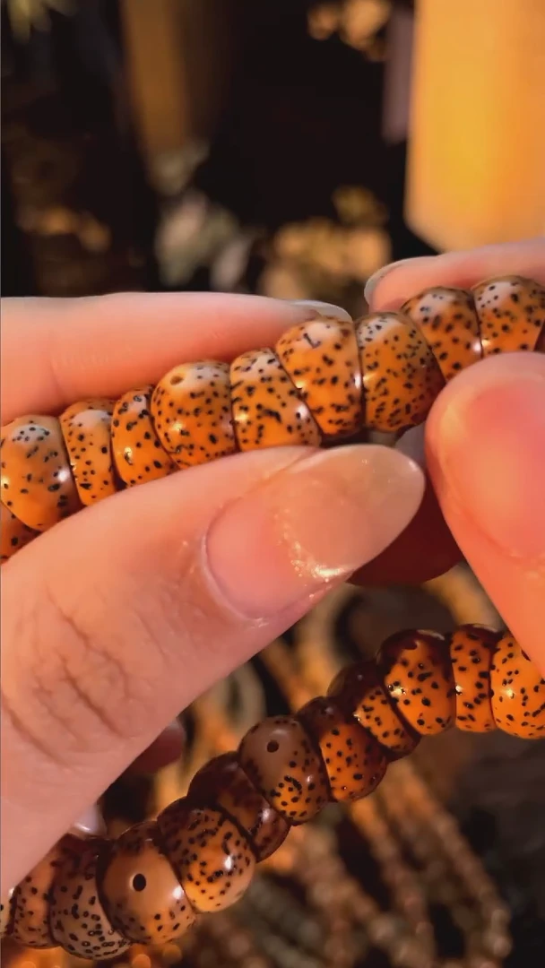 手串星月菩提精工级粉皮浅珀圆形大肠手持（B）