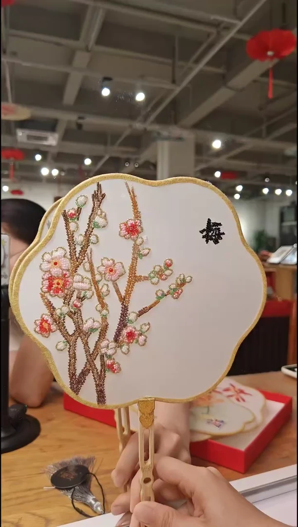 刺绣百师园珠绣团扇-梅