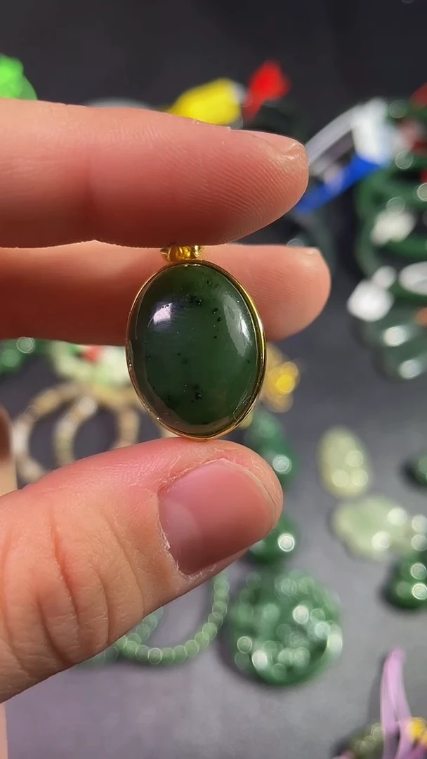 颈饰合金和田玉吊坠