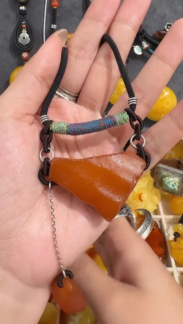 裸石琥珀未镶嵌?**?琥珀