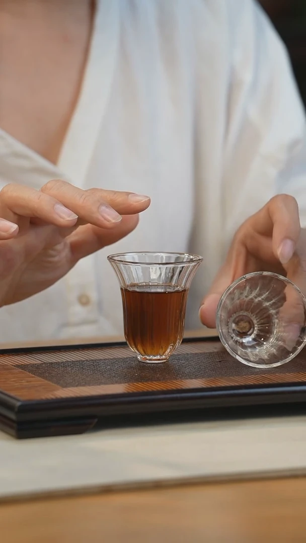 两只透明玻璃主人杯