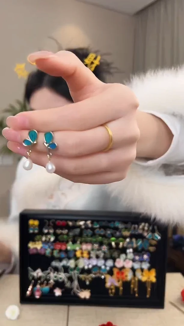 刺绣听*?仿点翠蝴蝶耳钉