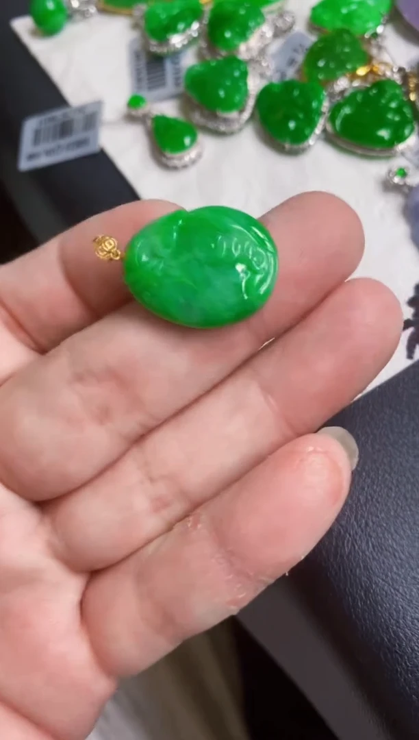 翡翠18K金镶嵌颈饰吊坠