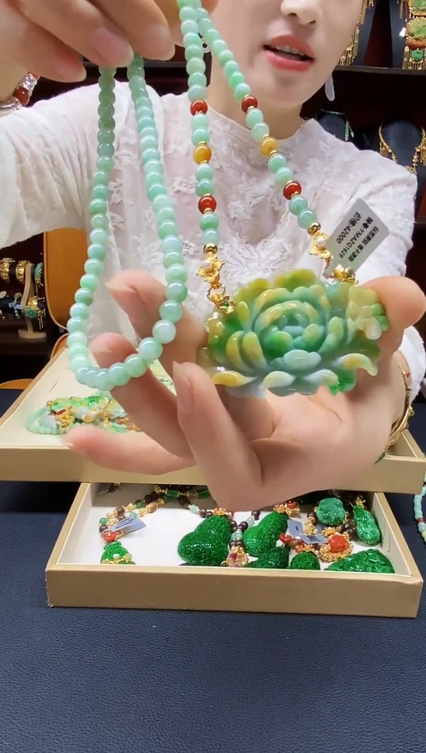 颈饰未镶嵌翡翠吊坠