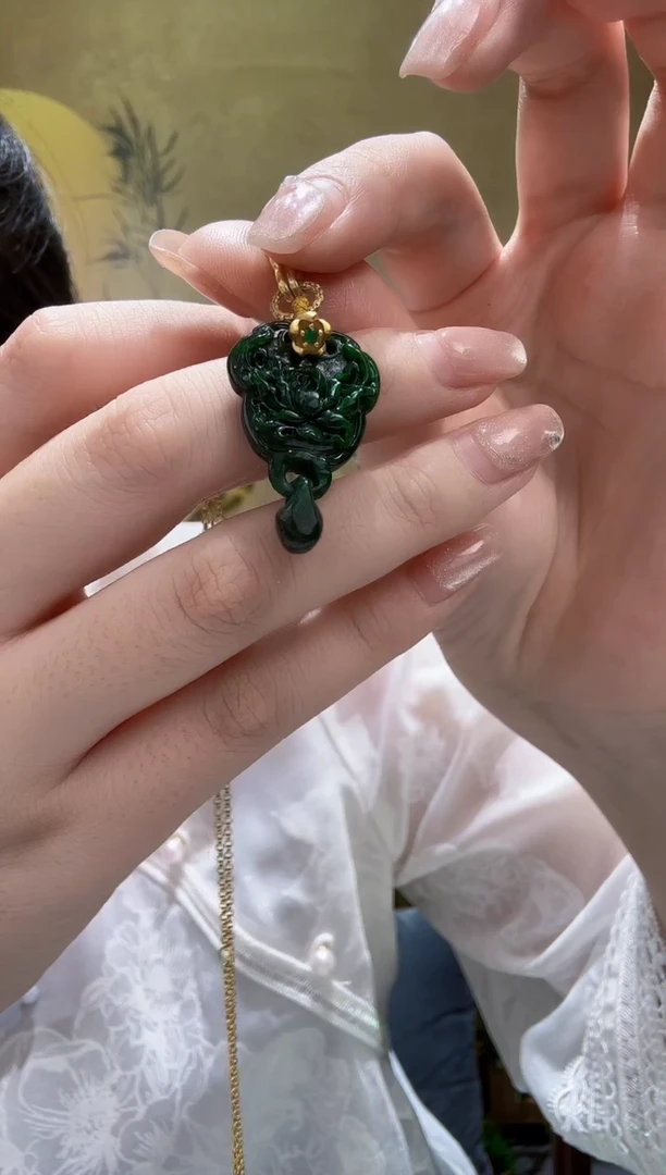 翡翠未镶嵌颈饰吊坠