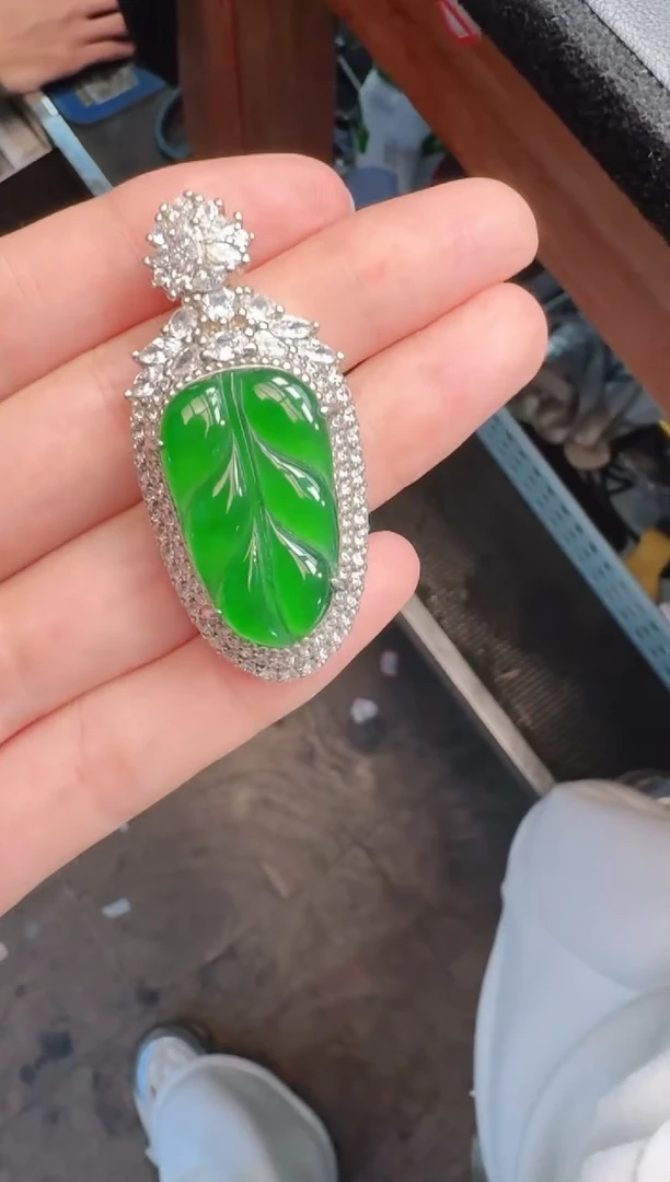 未镶嵌定制翡翠A货有轻微色差属于正常现象，叶子1