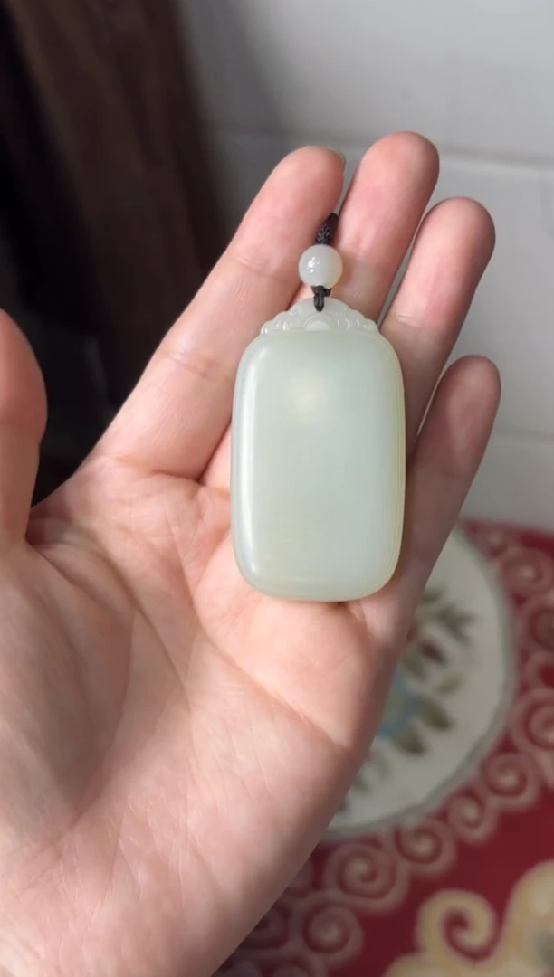 【闪购商品】和田玉吊坠(赠链)未镶嵌且末微色差迪克兰吊坠