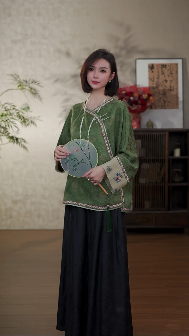 GONG QUE【晨露】新中式早春款香云纱圆领斜襟刺绣上衣 242680