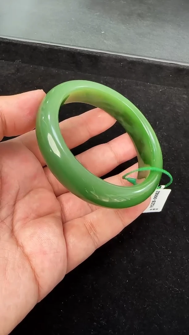 颈饰未镶嵌和田玉（碧玉）俄老料白加绿圈口约62mm