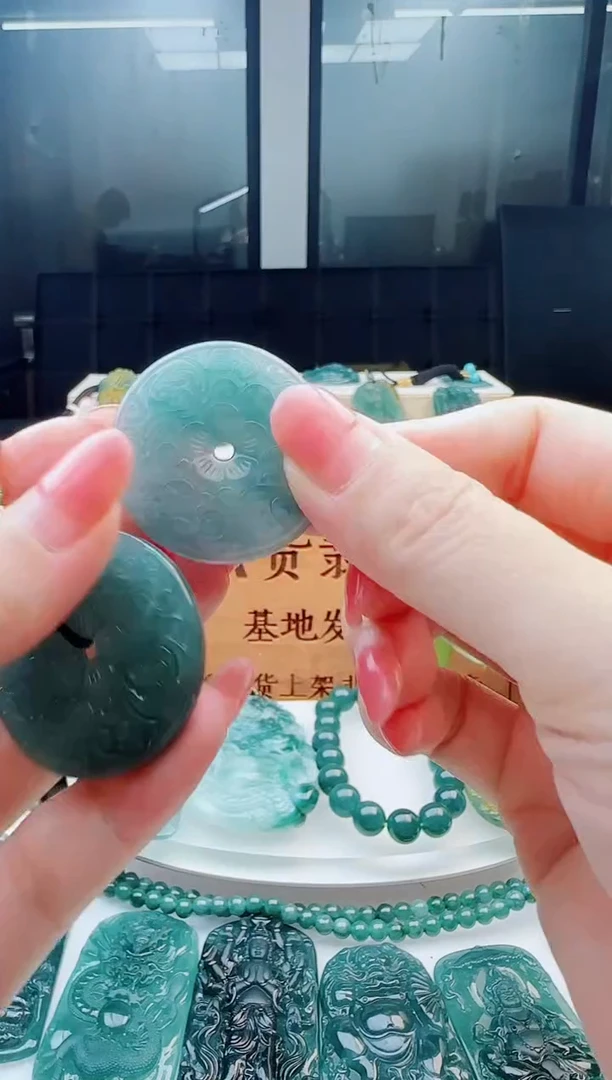 翡翠未镶嵌颈饰多样性发货其中一件