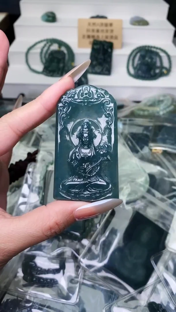 颈饰未镶嵌翡翠