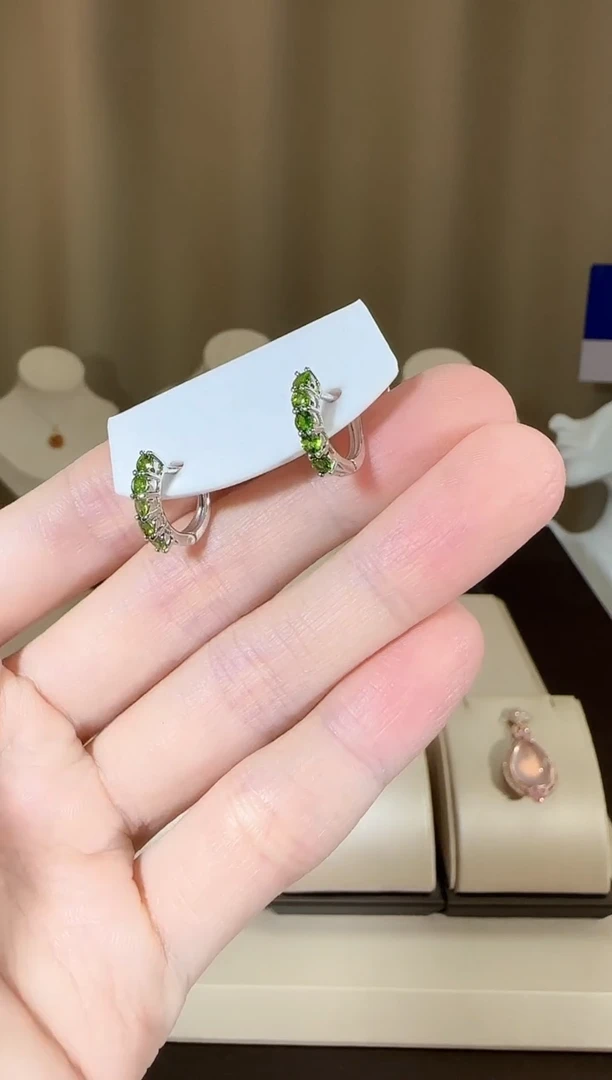 【闪购商品】透辉石耳扣银S925镶嵌精致1mm
