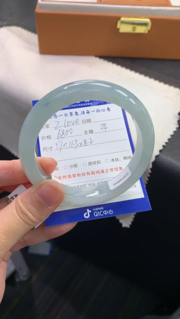 未镶嵌手镯翡翠?****?退货需手镯吊牌标签完好
