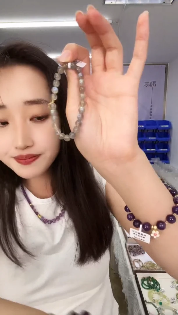 手链未镶嵌月光石 天然珠宝多样性发其一