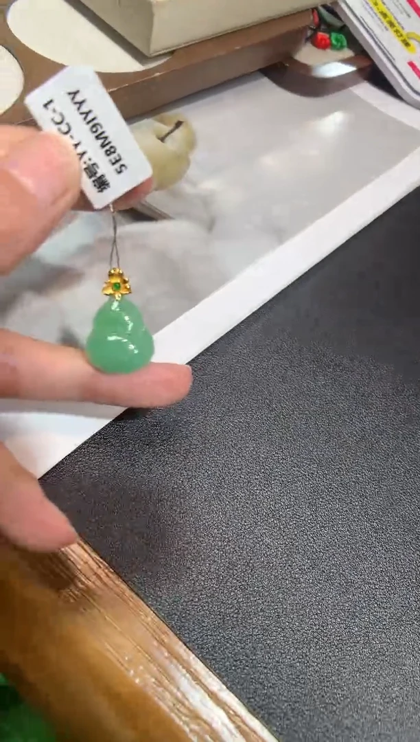 翡翠18K金镶嵌颈饰葫芦
