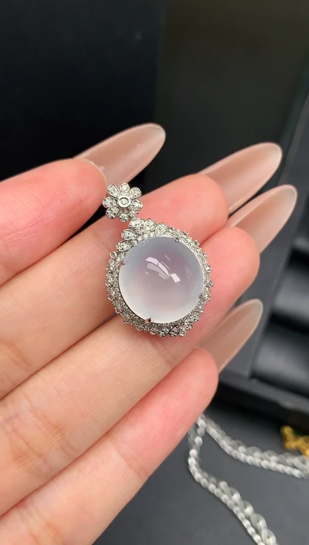 颈饰18K金镶嵌翡翠冰蛋