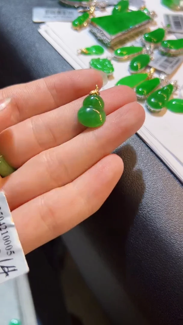 颈饰18K金镶嵌翡翠葫芦