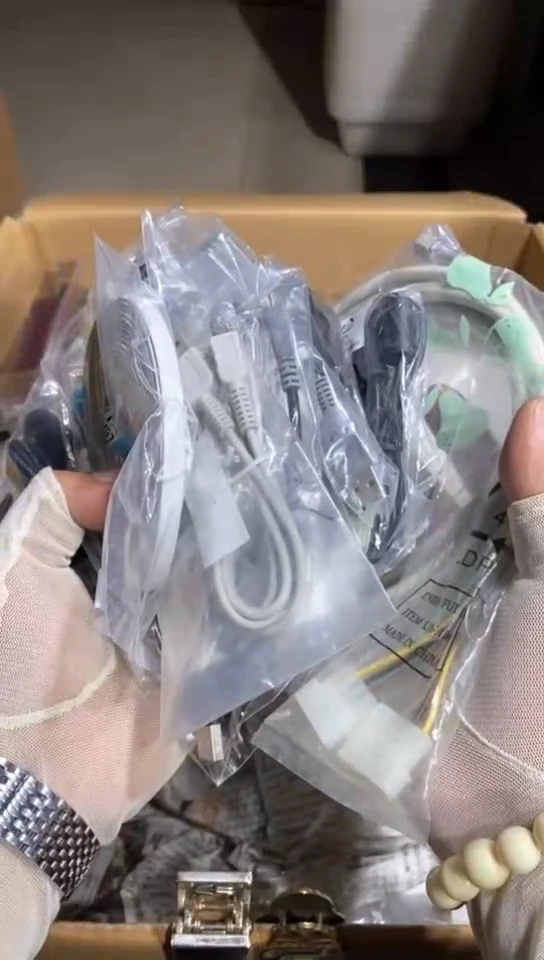 8新新***子中古商品，瑕疵品，不保好坏。974
