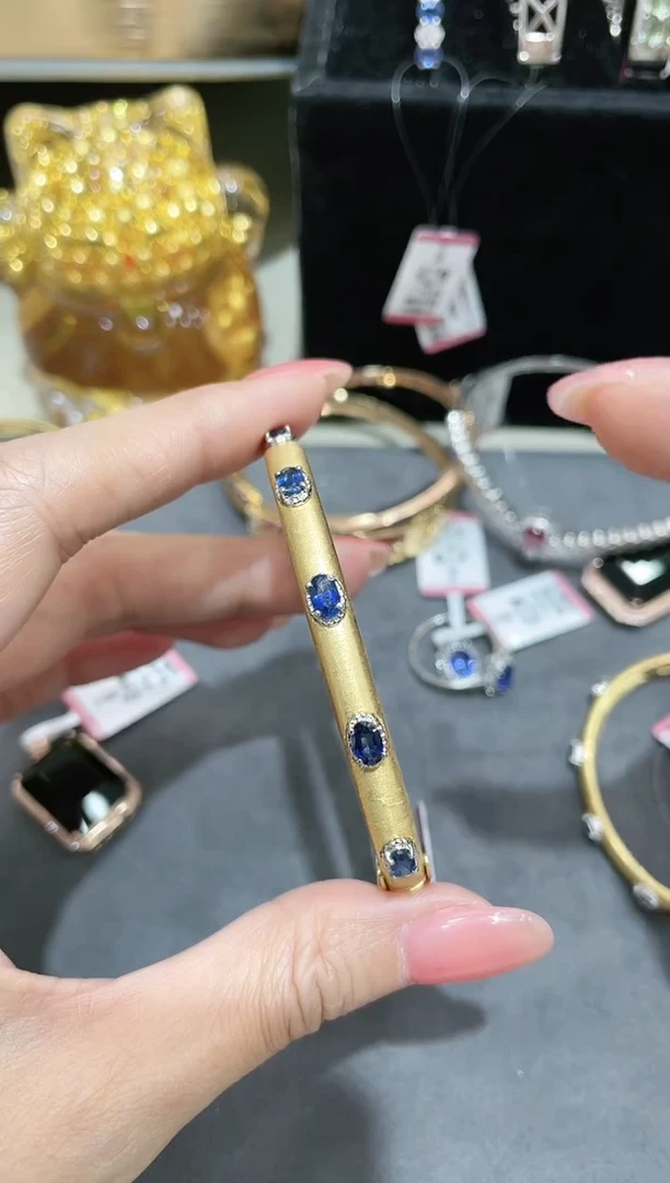 18K金镶嵌天然蓝宝石手镯布契拉提款