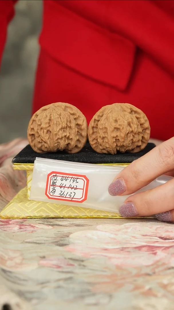 【闪购商品】文玩核桃把件白狮子