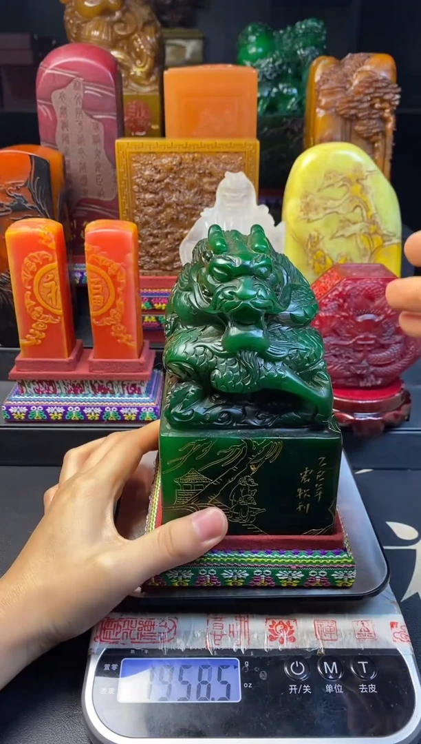 寿山石印石雅安绿盘龙戏珠8X8玺印