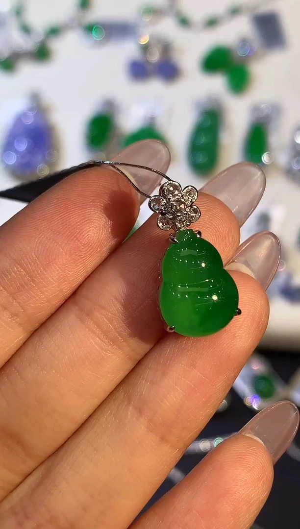 吊坠(不含链)18K金镶嵌翡翠多样性发其一