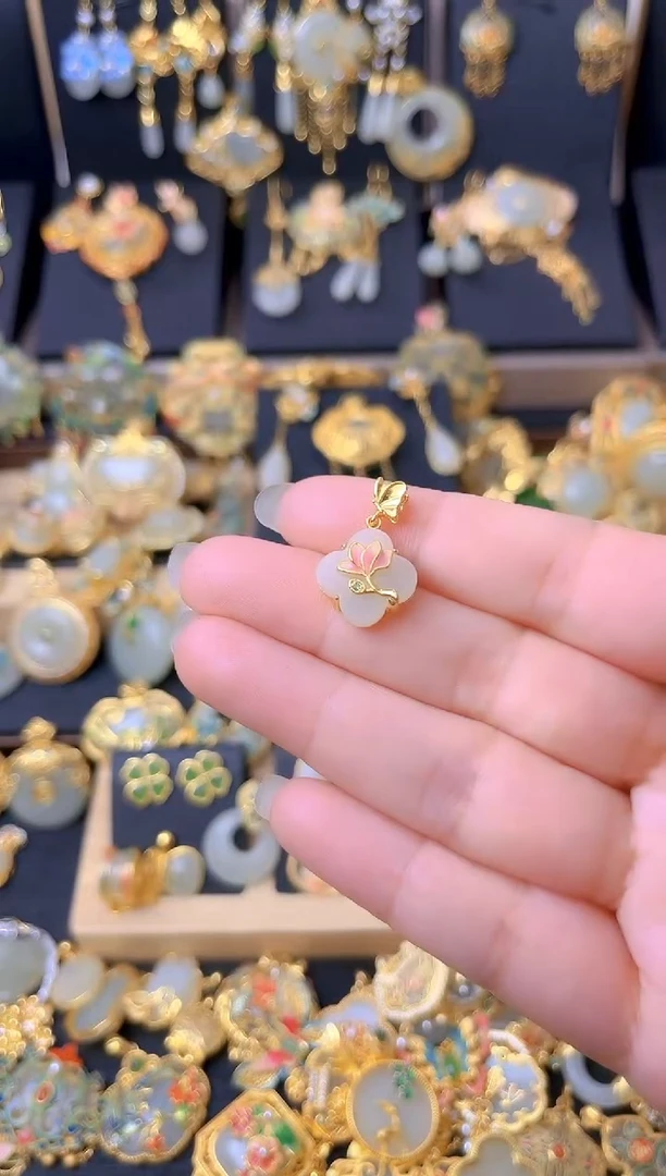 颈饰银S925镀金镶嵌和田玉蝶恋花荷花四叶草吊坠