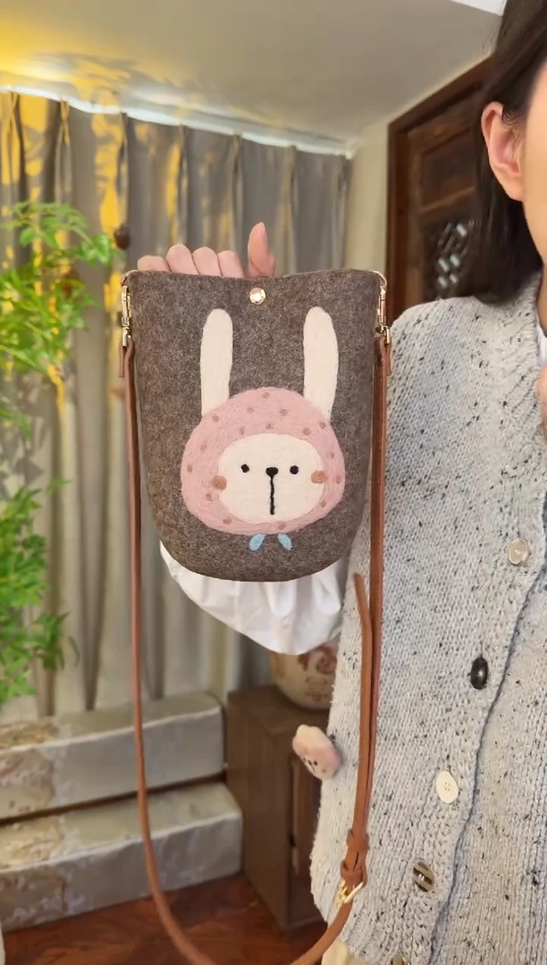 羊毛非遗羊毛毡包 手机包兔子