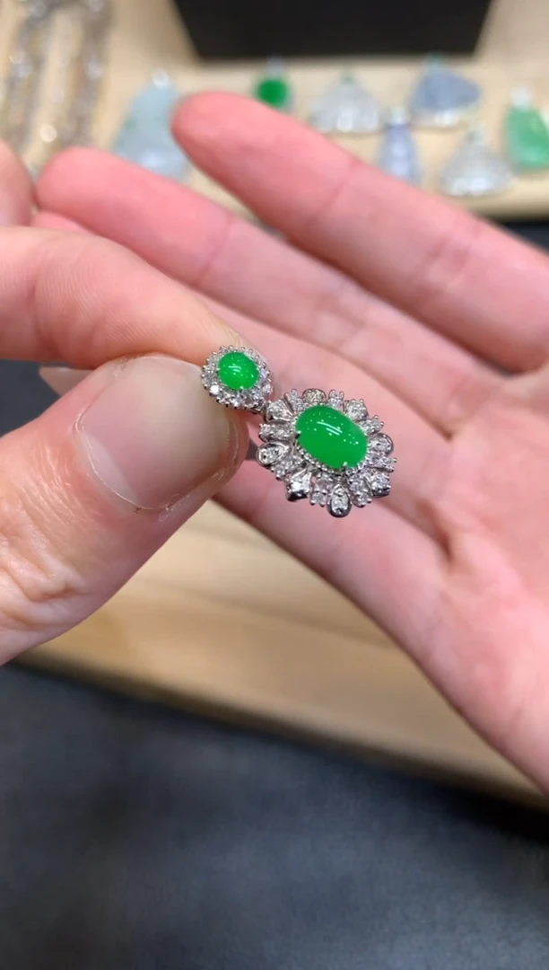 【闪购商品】翡翠颈饰18K金镶嵌蛋面【无服务费】