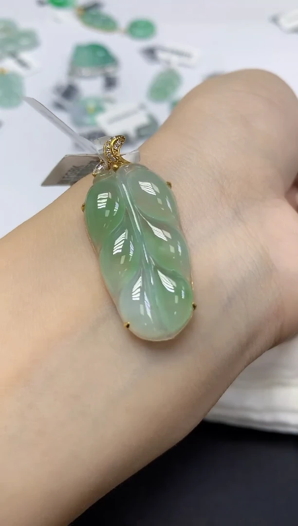 翡翠18K金镶嵌颈饰天然缅甸翡翠A货