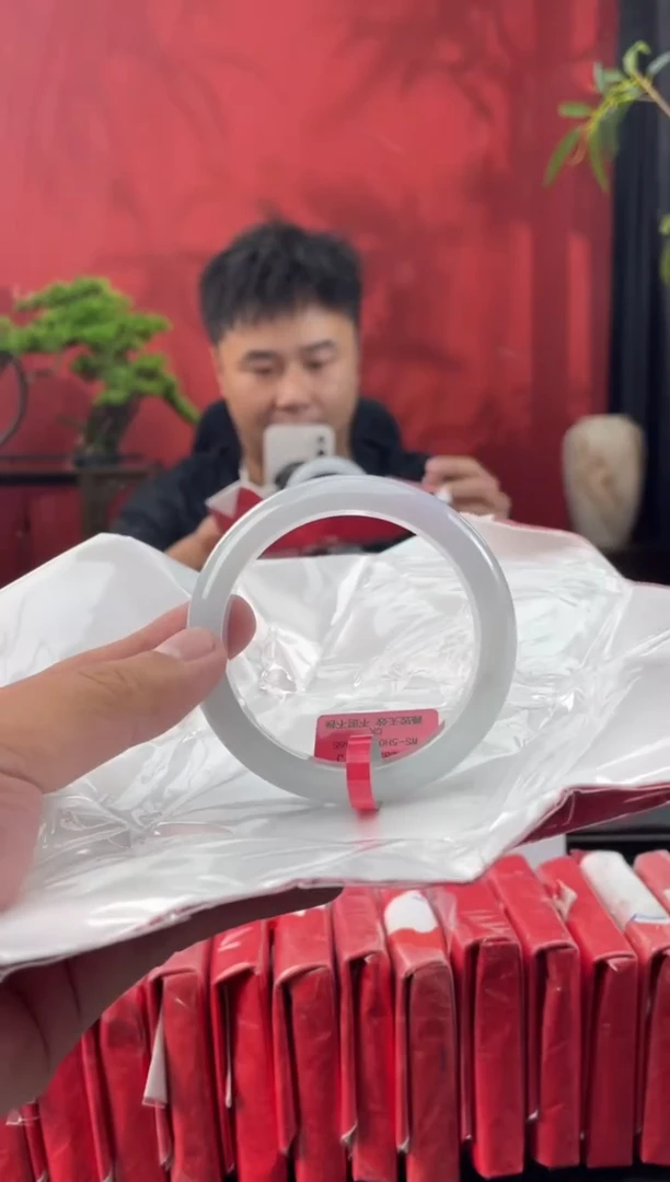 翡翠手镯未镶嵌2