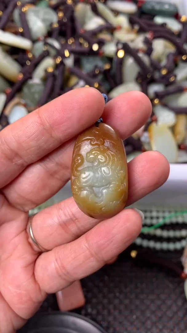【闪购商品】和田玉颈饰未镶嵌多样性发货没有证书.拍一发一，有瑕