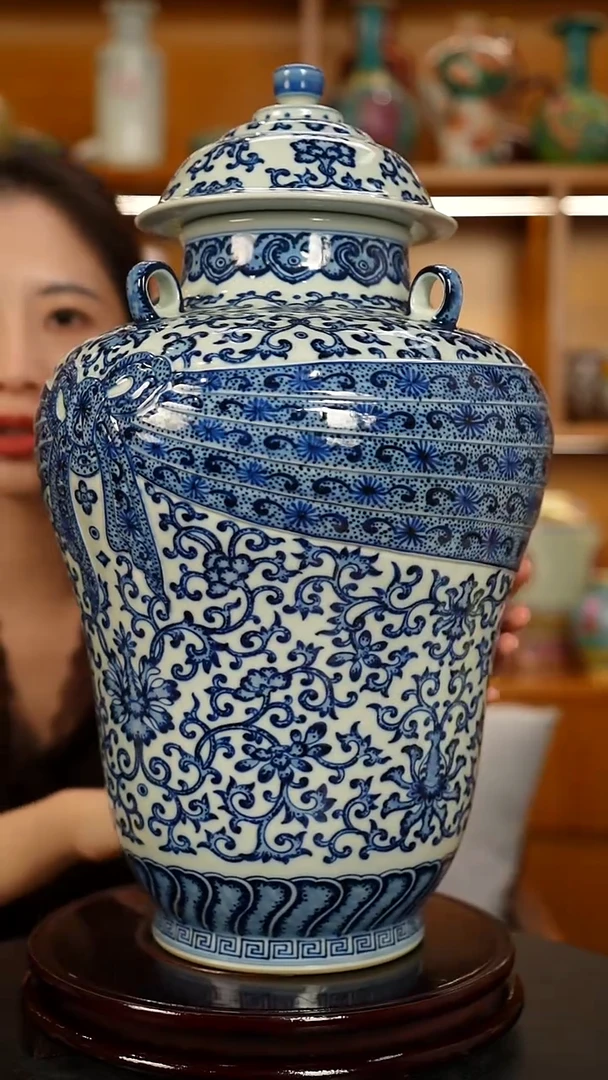 仿清雍正瓷青花缠枝莲盖罐一只